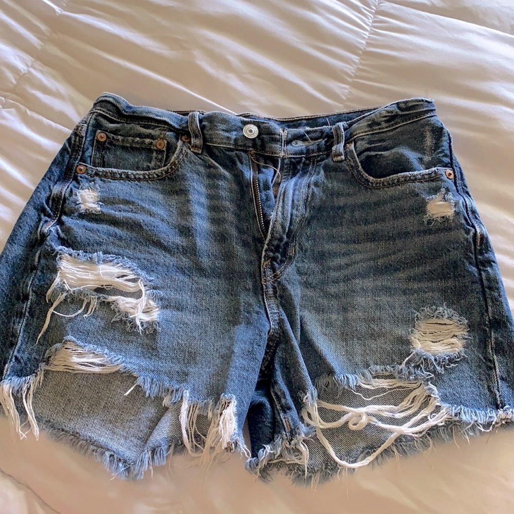 AE size 4 90s boyfriend short